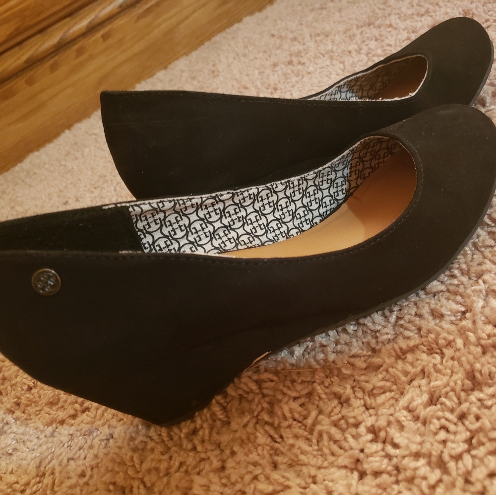 Black wedges